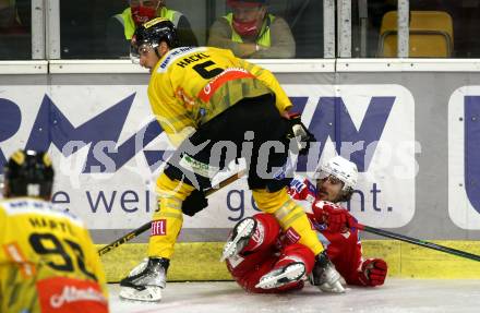 EBEL. Eishockey Bundesliga. KAC gegen	spusu Vienna Capitals. Samuel Witting,  (KAC),  Dominic Hackl (Vienna Capitals). Klagenfurt, am 1.10.2021.
Foto: Kuess
www.qspictures.net

---
pressefotos, pressefotografie, kuess, qs, qspictures, sport, bild, bilder, bilddatenbank