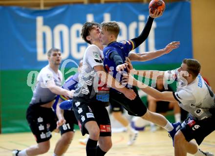Handball. SC Kelag Ferlach gegen Sparkasse Schwaz Handball Tirol.   Gabriel Ivanjko, (Ferlach),  Michael Miskovez,  Emanuel Petrusic   (Tirol). Ferlach, am 25.9.2021. 
Foto: Kuess
---
pressefotos, pressefotografie, kuess, qs, qspictures, sport, bild, bilder, bilddatenbank
