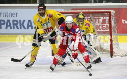 EBEL. Eishockey Bundesliga. KAC gegen	spusu Vienna Capitals. Matthew Fraser,  (KAC),  Philippe Lakos, Bernhard Starkbaum (Vienna Capitals). Klagenfurt, am 1.10.2021.
Foto: Kuess
www.qspictures.net

---
pressefotos, pressefotografie, kuess, qs, qspictures, sport, bild, bilder, bilddatenbank