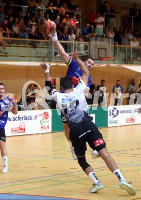 Handball. SC Kelag Ferlach gegen Sparkasse Schwaz Handball Tirol.   Dean Pomorisac, (Ferlach),  Petar Medic   (Tirol). Ferlach, am 25.9.2021. 
Foto: Kuess
---
pressefotos, pressefotografie, kuess, qs, qspictures, sport, bild, bilder, bilddatenbank