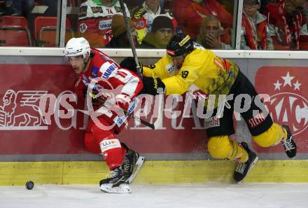 EBEL. Eishockey Bundesliga. KAC gegen	spusu Vienna Capitals. Lukas Haudum, (KAC),  Brody Sutter  (Vienna Capitals). Klagenfurt, am 1.10.2021.
Foto: Kuess
www.qspictures.net

---
pressefotos, pressefotografie, kuess, qs, qspictures, sport, bild, bilder, bilddatenbank