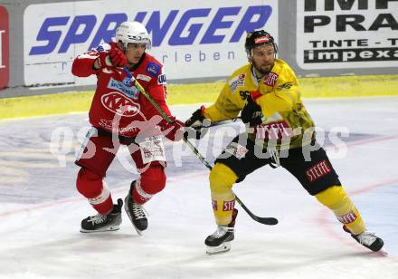 EBEL. Eishockey Bundesliga. KAC gegen	spusu Vienna Capitals. Clemens Unterweger, (KAC),   Nikolaus Hartl (Vienna Capitals). Klagenfurt, am 1.10.2021.
Foto: Kuess
www.qspictures.net

---
pressefotos, pressefotografie, kuess, qs, qspictures, sport, bild, bilder, bilddatenbank