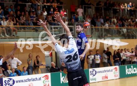Handball. SC Kelag Ferlach gegen Sparkasse Schwaz Handball Tirol.   Leander Krobath,  (Ferlach),  Michael Miskovez  (Tirol). Ferlach, am 25.9.2021. 
Foto: Kuess
---
pressefotos, pressefotografie, kuess, qs, qspictures, sport, bild, bilder, bilddatenbank