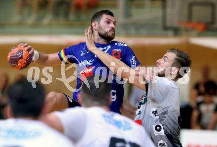 Handball. SC Kelag Ferlach gegen Sparkasse Schwaz Handball Tirol.   Dean Pomorisac, (Ferlach),  Emanuel Petrusic   (Tirol). Ferlach, am 25.9.2021. 
Foto: Kuess
---
pressefotos, pressefotografie, kuess, qs, qspictures, sport, bild, bilder, bilddatenbank
