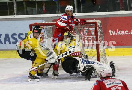 EBEL. Eishockey Bundesliga. KAC gegen	spusu Vienna Capitals. Samuel Witting,  (KAC), Matthew Prapavessis, Bernhard Starkbaum  (Vienna Capitals). Klagenfurt, am 1.10.2021.
Foto: Kuess
www.qspictures.net

---
pressefotos, pressefotografie, kuess, qs, qspictures, sport, bild, bilder, bilddatenbank