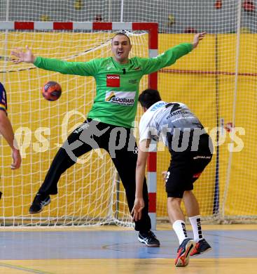 Handball. SC Kelag Ferlach gegen Sparkasse Schwaz Handball Tirol.   Vladimir Gosic, (Ferlach),    Alexander Wanitschek (Tirol). Ferlach, am 25.9.2021. 
Foto: Kuess
---
pressefotos, pressefotografie, kuess, qs, qspictures, sport, bild, bilder, bilddatenbank