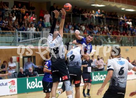 Handball. SC Kelag Ferlach gegen Sparkasse Schwaz Handball Tirol.   Dean Pomorisac, (Ferlach), Petar Medic    (Tirol). Ferlach, am 25.9.2021. 
Foto: Kuess
---
pressefotos, pressefotografie, kuess, qs, qspictures, sport, bild, bilder, bilddatenbank