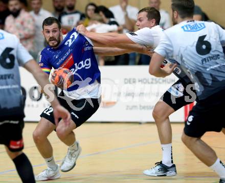 Handball. SC Kelag Ferlach gegen Sparkasse Schwaz Handball Tirol.   Dean Pomorisac,  (Ferlach),  Sebastian Philipp Spendier  (Tirol). Ferlach, am 25.9.2021. 
Foto: Kuess
---
pressefotos, pressefotografie, kuess, qs, qspictures, sport, bild, bilder, bilddatenbank
