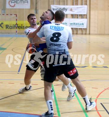 Handball. SC Kelag Ferlach gegen Sparkasse Schwaz Handball Tirol.   Peter Keresztes,  (Ferlach),  Balthasar Huber, Sebastian Philipp Spendier  (Tirol). Ferlach, am 25.9.2021. 
Foto: Kuess
---
pressefotos, pressefotografie, kuess, qs, qspictures, sport, bild, bilder, bilddatenbank