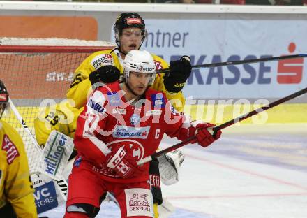 EBEL. Eishockey Bundesliga. KAC gegen	spusu Vienna Capitals. Manuel Ganahl, (KAC),  Anton Karlsson  (Vienna Capitals). Klagenfurt, am 1.10.2021.
Foto: Kuess
www.qspictures.net

---
pressefotos, pressefotografie, kuess, qs, qspictures, sport, bild, bilder, bilddatenbank