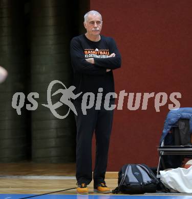 Basketball Damen Superliga 2021/2022. Grunddurchgang 1. Runde.  KOS Celovec Damen gegen BK Duchess Klosterneuburg.  Trainer Franz Zderadicka (Klosterneuburg). Klagenfurt, am 2.10.2021.
Foto: Kuess
www.qspictures.net
---
pressefotos, pressefotografie, kuess, qs, qspictures, sport, bild, bilder, bilddatenbank