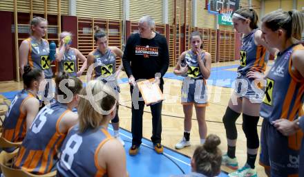 Basketball Damen Superliga 2021/2022. Grunddurchgang 1. Runde.  KOS Celovec Damen gegen BK Duchess Klosterneuburg.  Trainer Franz Zderadicka (Klosterneuburg). Klagenfurt, am 2.10.2021.
Foto: Kuess
www.qspictures.net
---
pressefotos, pressefotografie, kuess, qs, qspictures, sport, bild, bilder, bilddatenbank