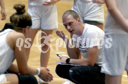 Basketball Damen Superliga 2021/2022. Grunddurchgang 1. Runde.  KOS Celovec Damen gegen BK Duchess Klosterneuburg. Trainer Andraz Voncina  (KOS). Klagenfurt, am 2.10.2021.
Foto: Kuess
www.qspictures.net
---
pressefotos, pressefotografie, kuess, qs, qspictures, sport, bild, bilder, bilddatenbank