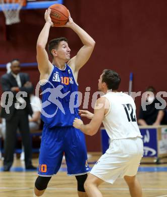 Basketball Austria Cup 2020/2021.  Woerthersee Piraten gegen BBU Salzburg. Jan-Arne Apschner  (Piraten), Guillermo SÃ¡nchez Daza (BBU Salzburg). Klagenfurt, am 2.10.2021.
Foto: Kuess
www.qspictures.net

---
pressefotos, pressefotografie, kuess, qs, qspictures, sport, bild, bilder, bilddatenbank