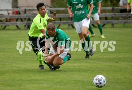 Fussball. 2. Klasse A. Ainet gegen Obermillstatt.  Chirawat Kareerat (Ainet),   Georg Oberzaucher (Obermillstatt). Ainet, 3.10.2021.
Foto: Kuess
---
pressefotos, pressefotografie, kuess, qs, qspictures, sport, bild, bilder, bilddatenbank