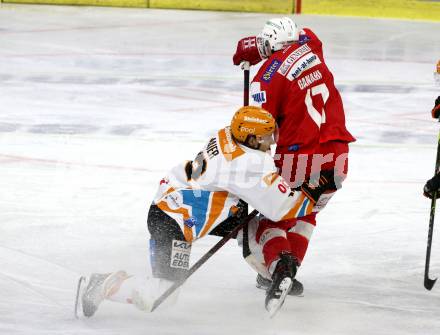 EBEL. Eishockey Bundesliga. KAC gegen	Black Wings Linz. Manuel Ganahl,  (KAC),  David Maier (Linz). Klagenfurt, am 8.10.2021.
Foto: Kuess
www.qspictures.net

---
pressefotos, pressefotografie, kuess, qs, qspictures, sport, bild, bilder, bilddatenbank
