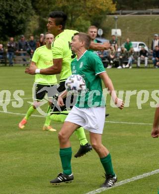 Fussball. 2. Klasse A. Ainet gegen Obermillstatt.  Chirawat Kareerat (Ainet),   Georg Oberzaucher (Obermillstatt). Ainet, 3.10.2021.
Foto: Kuess
---
pressefotos, pressefotografie, kuess, qs, qspictures, sport, bild, bilder, bilddatenbank