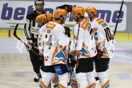 EBEL. Eishockey Bundesliga. KAC gegen	Black Wings Linz. Torjubel Josh Roach, Brian Lebler  (Linz). Klagenfurt, am 8.10.2021.
Foto: Kuess
www.qspictures.net

---
pressefotos, pressefotografie, kuess, qs, qspictures, sport, bild, bilder, bilddatenbank