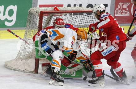 EBEL. Eishockey Bundesliga. KAC gegen	Black Wings Linz. Sebastian Dahm, Thomas Vallant,  (KAC),  Emilio Romig (Linz). Klagenfurt, am 8.10.2021.
Foto: Kuess
www.qspictures.net

---
pressefotos, pressefotografie, kuess, qs, qspictures, sport, bild, bilder, bilddatenbank