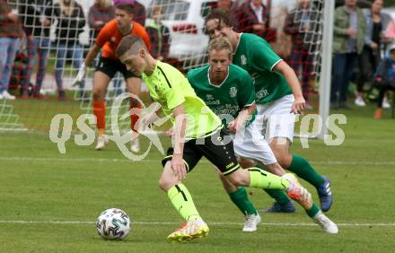 Fussball. 2. Klasse A. Ainet gegen Obermillstatt.  Lukas Vallazza (Ainet),    Thomas Zlattinger (Obermillstatt). Ainet, 3.10.2021.
Foto: Kuess
---
pressefotos, pressefotografie, kuess, qs, qspictures, sport, bild, bilder, bilddatenbank