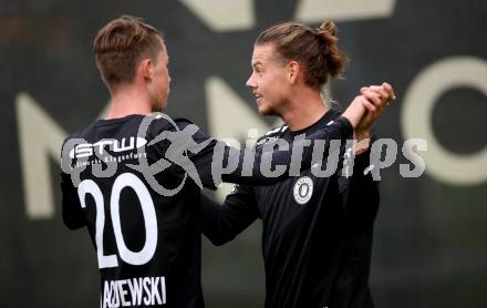 Fussball Testspiel. SK Austria Klagenfurt gegen NK Bravo (SLO).   Torjubel Tim Maciejewski, Patrick Greil (Klagenfurt). Sportpark Fischl. Klagenfurt, am 8.10.2021.
Foto: Kuess
---
pressefotos, pressefotografie, kuess, qs, qspictures, sport, bild, bilder, bilddatenbank