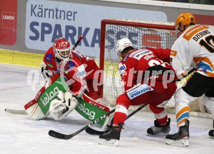 EBEL. Eishockey Bundesliga. KAC gegen	Black Wings Linz. Sebastian Dahm, Steven Strong,  (KAC),  Andris Dzerins (Linz). Klagenfurt, am 8.10.2021.
Foto: Kuess
www.qspictures.net

---
pressefotos, pressefotografie, kuess, qs, qspictures, sport, bild, bilder, bilddatenbank