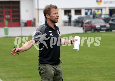 Fussball. 2. Klasse A. Ainet gegen Obermillstatt.  Trainer Bernd Erich Amoser  (Ainet). Ainet, 3.10.2021.
Foto: Kuess
---
pressefotos, pressefotografie, kuess, qs, qspictures, sport, bild, bilder, bilddatenbank