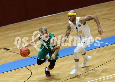 Basketball Zweite Liga 2021/2022. Grunddurchgang 1. Runde.  Woerthersee Piraten gegen Future Team Steiermark.  Shawn Ray (Piraten),  Lukas Ablasser  (Steiermark). Klagenfurt, am 10.10.2021.
Foto: Kuess
www.qspictures.net

---
pressefotos, pressefotografie, kuess, qs, qspictures, sport, bild, bilder, bilddatenbank