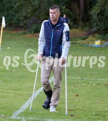 Fussball. Kaerntner Liga. Ferlach Atus gegen Dellach/Gail.  Trainer Mario Verdel  (Ferlach). Ferlach, am 9.10.2021.
Foto: Kuess
www.qspictures.net
---
pressefotos, pressefotografie, kuess, qs, qspictures, sport, bild, bilder, bilddatenbank