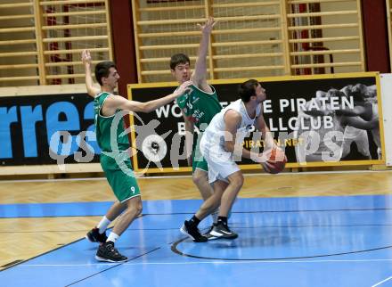 Basketball Zweite Liga 2021/2022. Grunddurchgang 1. Runde.  Woerthersee Piraten gegen Future Team Steiermark. Jan-Arne Apschner (Piraten), Aron Hotovic , Maximilian Seher (Steiermark). Klagenfurt, am 10.10.2021.
Foto: Kuess
www.qspictures.net

---
pressefotos, pressefotografie, kuess, qs, qspictures, sport, bild, bilder, bilddatenbank