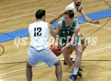 Basketball Zweite Liga 2021/2022. Grunddurchgang 1. Runde.  Woerthersee Piraten gegen Future Team Steiermark. Jan-Arne Apschner (Piraten),  Miro Zapf  (Steiermark). Klagenfurt, am 10.10.2021.
Foto: Kuess
www.qspictures.net

---
pressefotos, pressefotografie, kuess, qs, qspictures, sport, bild, bilder, bilddatenbank