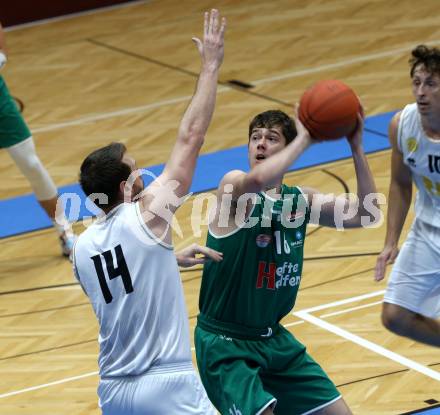 Basketball Zweite Liga 2021/2022. Grunddurchgang 1. Runde.  Woerthersee Piraten gegen Future Team Steiermark. Maximilian Kunovjanek (Piraten),  Maximilian Seher (Steiermark). Klagenfurt, am 10.10.2021.
Foto: Kuess
www.qspictures.net

---
pressefotos, pressefotografie, kuess, qs, qspictures, sport, bild, bilder, bilddatenbank