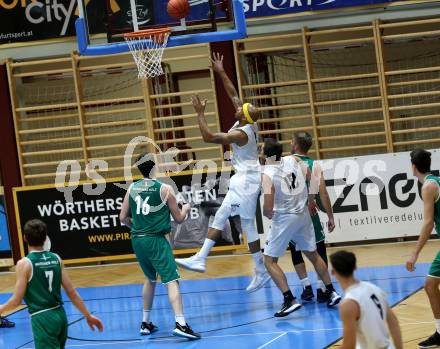 Basketball Zweite Liga 2021/2022. Grunddurchgang 1. Runde.  Woerthersee Piraten gegen Future Team Steiermark. Shawn Ray, Jan-Arne Apschner  (Piraten), Maximilian Seher  (Steiermark). Klagenfurt, am 10.10.2021.
Foto: Kuess
www.qspictures.net

---
pressefotos, pressefotografie, kuess, qs, qspictures, sport, bild, bilder, bilddatenbank