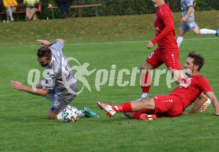 Fussball. Kaerntner Liga. Ferlach Atus gegen Dellach/Gail.  Petar Maric (Ferlach),   Lukas Huber (Dellach). Ferlach, am 9.10.2021.
Foto: Kuess
www.qspictures.net
---
pressefotos, pressefotografie, kuess, qs, qspictures, sport, bild, bilder, bilddatenbank