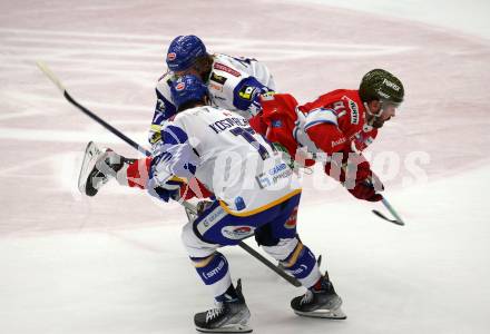 EBEL. Eishockey Bundesliga. VSV gegen HCB Suedtirol Alperia.  Scott Kosmachuk, Philipp Lindner,  (VSV),   Michael Halmo (Bozen). Villach, am 10.10.2021.
Foto: Kuess
www.qspictures.net
---
pressefotos, pressefotografie, kuess, qs, qspictures, sport, bild, bilder, bilddatenbank