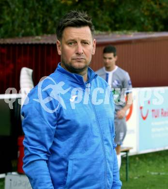Fussball. Kaerntner Liga. Ferlach Atus gegen Dellach/Gail.  Trainer Philipp Dabringer  (Dellach). Ferlach, am 9.10.2021.
Foto: Kuess
www.qspictures.net
---
pressefotos, pressefotografie, kuess, qs, qspictures, sport, bild, bilder, bilddatenbank