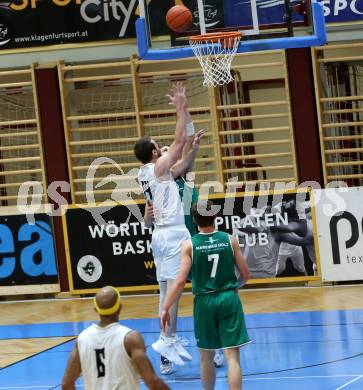 Basketball Zweite Liga 2021/2022. Grunddurchgang 1. Runde.  Woerthersee Piraten gegen Future Team Steiermark. Maximilian Kunovjanek (Piraten),  Daniel Grgic (Steiermark). Klagenfurt, am 10.10.2021.
Foto: Kuess
www.qspictures.net

---
pressefotos, pressefotografie, kuess, qs, qspictures, sport, bild, bilder, bilddatenbank
