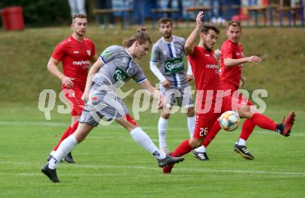 Fussball. Kaerntner Liga. Ferlach Atus gegen Dellach/Gail.  Martin Sustersic (Ferlach), Lukas Fabian Santner  (Dellach). Ferlach, am 9.10.2021.
Foto: Kuess
www.qspictures.net
---
pressefotos, pressefotografie, kuess, qs, qspictures, sport, bild, bilder, bilddatenbank