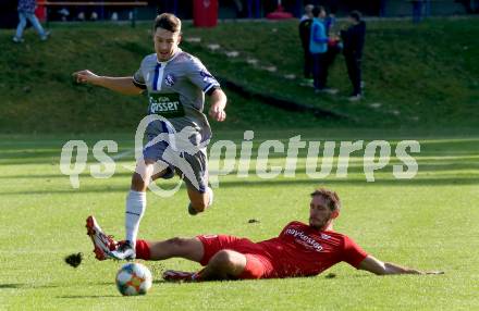 Fussball. Kaerntner Liga. Ferlach Atus gegen Dellach/Gail.  Martin Sustersic (Ferlach),  Silvio Mandl (Dellach). Ferlach, am 9.10.2021.
Foto: Kuess
www.qspictures.net
---
pressefotos, pressefotografie, kuess, qs, qspictures, sport, bild, bilder, bilddatenbank