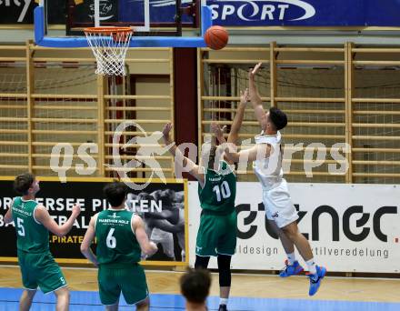 Basketball Zweite Liga 2021/2022. Grunddurchgang 1. Runde.  Woerthersee Piraten gegen Future Team Steiermark. Jure Bavdek (Piraten), Lukas Ablasser  (Steiermark). Klagenfurt, am 10.10.2021.
Foto: Kuess
www.qspictures.net

---
pressefotos, pressefotografie, kuess, qs, qspictures, sport, bild, bilder, bilddatenbank