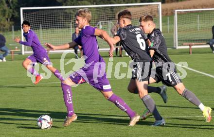 Fussball Testspiel. SK Austria Klagenfurt gegen Union Berlin. Thomas Roberts (Klagenfurt), Dahlke Luca  (Berlin). Globasnitz, am 11.10.2021.
Foto: Kuess
---
pressefotos, pressefotografie, kuess, qs, qspictures, sport, bild, bilder, bilddatenbank