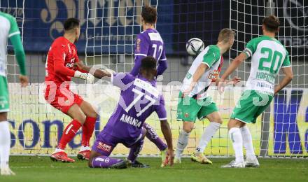Fussball. Bundesliga. SK Austria Klagenfurt gegen  SK Rapid.  Gloire Amanda
 (Klagenfurt), Paul Gartler (SK Rapid). Klagenfurt, am 16.10.2021.
Foto: Kuess
www.qspictures.net
---
pressefotos, pressefotografie, kuess, qs, qspictures, sport, bild, bilder, bilddatenbank