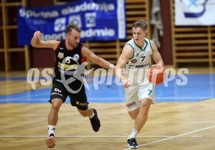 Basketball Zweite Liga 2021/2022. Grunddurchgang 2. Runde.  KOS Celovec gegen Mattersburg Rocks. Valentin Pasterk (KOS), Florian Duck  (Mattersburg). Klagenfurt, am 16.10.2021.
Foto: Kuess
www.qspictures.net
---
pressefotos, pressefotografie, kuess, qs, qspictures, sport, bild, bilder, bilddatenbank