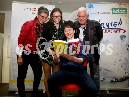 Buchpraesentation Jenny Ertl. Jenny Ertl mit Schwester Conny und Eltern. Klagenfurt, 14.10.2021.
Foto: Kuess
---
pressefotos, pressefotografie, kuess, qs, qspictures, sport, bild, bilder, bilddatenbank