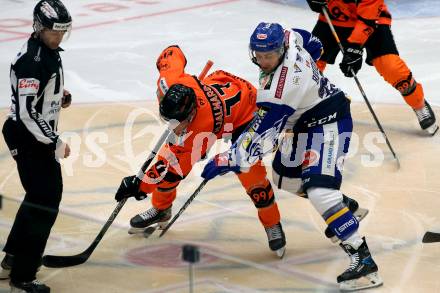 EBEL. Eishockey Bundesliga. VSV gegen Moser Medical Graz99ers. Joel Broda,  (VSV), Simon Hjalmarsson  (Graz). Villach, am 17.10.2021.
Foto: Kuess
www.qspictures.net
---
pressefotos, pressefotografie, kuess, qs, qspictures, sport, bild, bilder, bilddatenbank