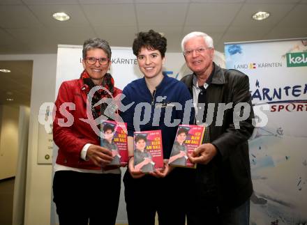 Buchpraesentation Jenny Ertl. Jenny Ertl mit Eltern. Klagenfurt, 14.10.2021.
Foto: Kuess
www.qspictures.net

---
pressefotos, pressefotografie, kuess, qs, qspictures, sport, bild, bilder, bilddatenbank