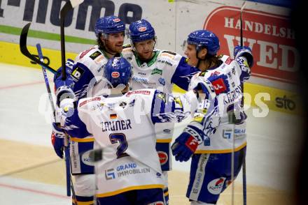 EBEL. Eishockey Bundesliga. VSV gegen Moser Medical Graz99ers. Torjubel Chris Collins, John Hughes, Anton Karlsson, Sebastian Zauner  (VSV). Villach, am 17.10.2021.
Foto: Kuess
www.qspictures.net
---
pressefotos, pressefotografie, kuess, qs, qspictures, sport, bild, bilder, bilddatenbank