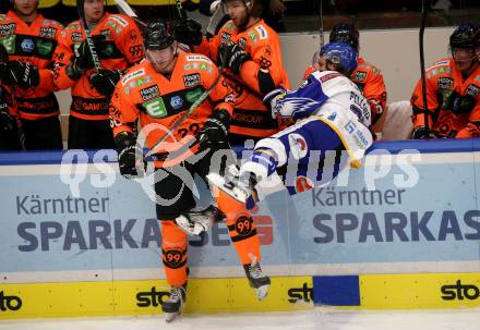 EBEL. Eishockey Bundesliga. VSV gegen Moser Medical Graz99ers.  Yannic Pilloni, (VSV), Adis Alagic   (Graz). Villach, am 17.10.2021.
Foto: Kuess
www.qspictures.net
---
pressefotos, pressefotografie, kuess, qs, qspictures, sport, bild, bilder, bilddatenbank