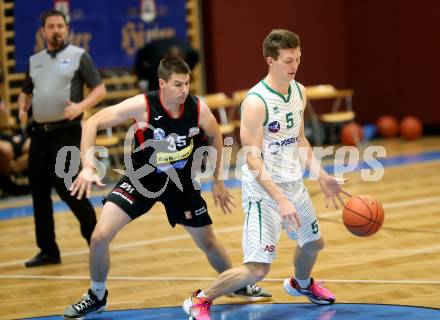 Basketball Zweite Liga 2021/2022. Grunddurchgang 2. Runde.  KOS Celovec gegen Mattersburg Rocks. Andi Smrtnik (KOS), Ivan Begic (Mattersburg). Klagenfurt, am 16.10.2021.
Foto: Kuess
www.qspictures.net
---
pressefotos, pressefotografie, kuess, qs, qspictures, sport, bild, bilder, bilddatenbank