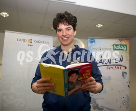 Buchpraesentation Jenny Ertl. Klagenfurt, 14.10.2021.
Foto: Kuess
www.qspictures.net

---
pressefotos, pressefotografie, kuess, qs, qspictures, sport, bild, bilder, bilddatenbank